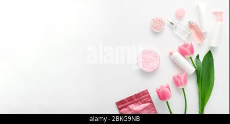 Beauty Spa medizinische Hautpflege Make-up Badeprodukte. Kosmetikflaschen, Röhrchen, Spender, Pipette, Serum-Creme-Verpackung. Kosmetik SPA Branding Modell Stockfoto