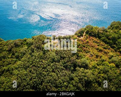 Luftaufnahme des unzugänglichen Pfades der Insel Sveti Nikola in Budva, Montenegro. Zerklüftete Küsten mit Blick auf das Meer und das Mittelmeer. Stockfoto