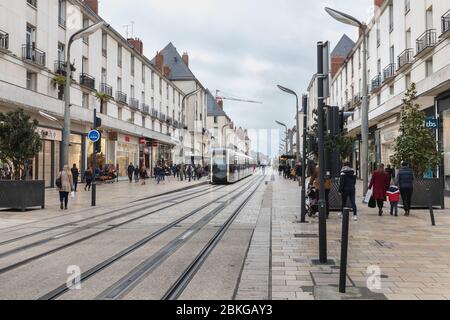 Touren, Frankreich - 8. Februar 2020: Elektrische Straßenbahn rollt an einem Wintertag in einer Fußgängerzone im historischen Stadtzentrum Stockfoto