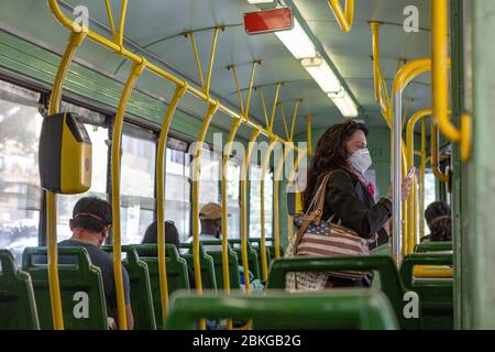 Rom, Italien, 04/05/2020, Menschen mit Gesichtsmasken besetzen bestimmte Sitze in einer Straßenbahn in Rom am ersten Tag einer Entspannung in der totalen Sperrmaßnahmen in Italien zwischen 11. März und 3. Mai. Stockfoto