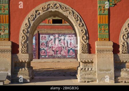 Torbogen im Park von Putuo Zongcheng Tempel in China in der Nähe der Stadt Tangshan in der Provinz Hebei. Stockfoto