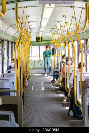 Rom, Italien, 04/05/2020, Menschen mit Gesichtsmasken besetzen bestimmte Sitze in einer Straßenbahn in Rom am ersten Tag einer Entspannung in der totalen Sperrmaßnahmen in Italien zwischen 11. März und 3. Mai. Stockfoto