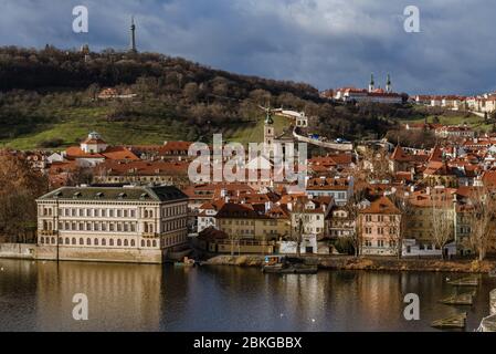 Prager Häuser und Hügel Blick von der Flussbank Stockfoto