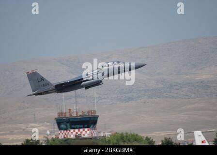 United States Air Force F-15 Strike Eagle Jet Fighter beim Start von einem Luftwaffenstützpunkt während der anatolischen Eagle Militärübung in Konya Stockfoto