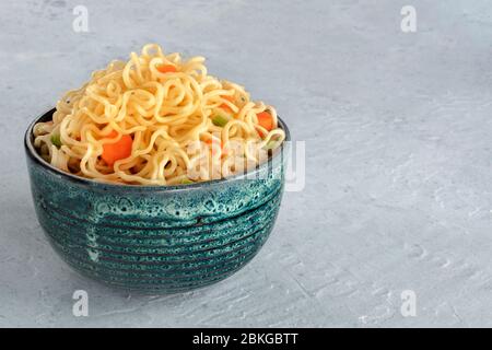 Instant-Nudeln mit Karotten und Schalotten, Gemüse Soba Schüssel mit Kopierraum Stockfoto