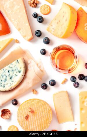 Käse und Wein Verkostung und Paarung flach lag auf einem weißen Hintergrund. Viele verschiedene Käsesorten, Overhead-Shot Stockfoto