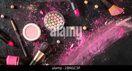 Professionelles Make-up-Panorama auf schwarzem Hintergrund. Pinsel, Lippenstift und andere Produkte, ein flaches Ley mit Kopierfläche Stockfoto