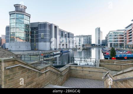 Das historische Leeds Dock, eine gemischte Sanierung mit dem Royal Armouries Museum, Büros, Wohnungen und Geschäften in der Nähe des Stadtzentrums von Leeds Stockfoto