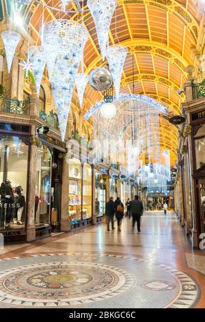 Shopper und Weihnachtsdekorationen in der Einkaufspassage im Victoria Quarter in Leeds, West Yorkshire Stockfoto