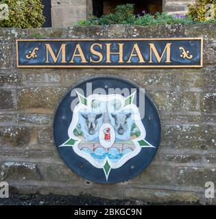 Ortsschild in Richtung Masham in North Yorkshire Stockfoto