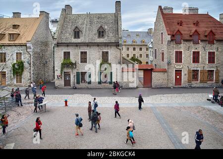 Quebec, Kanada 23. September 2018: Touristen auf der historischen Straße von Quebec City, Rue Petit Champlain Straße für Touristen. Stockfoto