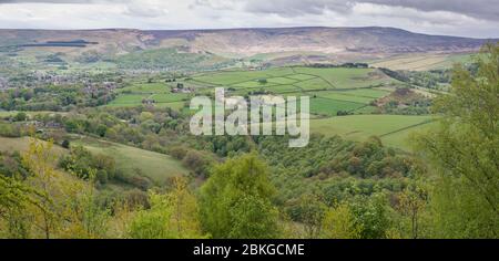 Blick über Long Clough in Richtung Shelf Stones Ende April, Glossop, Peak District, England Stockfoto