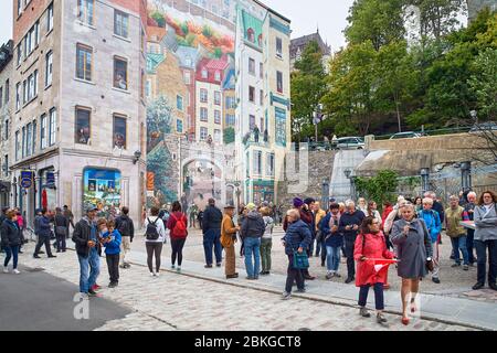 Quebec, Kanada 23. September 2018: Touristen auf der historischen Straße von Quebec City, Rue Petit Champlain Straße für Touristen. Stockfoto