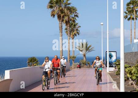 Costa Adeje, Teneriffa, Kanarische Inseln, 4. Mai 2020. Da der Covid 19, Coronavirus Notstand, die Sperrung entspannt, können ältere Menschen zwischen 10 UND 19 UHR trainieren. Eine Gruppe von Radfahrern genießt ihre neue Freiheit auf der Promenade in Fanabe. Kredit: Stockfoto