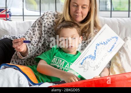 Fotos Von Häuslichem Leben, Fotos Von Kindern, Familienfotos, Fotos Von Mutter, Fotos Von Jugendlichen, Fotos Von Zu Hause Arbeiten, Fotos Von Quarantäne, Fotos Von Sozialer Distanz Stockfoto