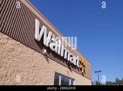 Logo Walmart auf der Vorderseite des Gebäudes. Bellevue, Factoria. Washington State, USA. August 2019. Stockfoto