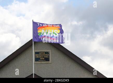 Broomhedge, County Antrim, Nordirland. Mai 2020. UK Wetter - luftig mit guten Sonnenzeiten und Temperaturen um 12C. Eine Regenbogenflagge, die allen NHS-Mitarbeitern, die vor der Upper Broomhedge Orange Hall fliegen, dankt. Im April kaufte der Orangene Orden über die Grand Lodge of Ireland persönliche Schutzausrüstung (PSA) für Beschäftigte des Gesundheitswesens in Nordirland und der Republik Irland. Kredit: CAZIMB/Alamy Live News. Stockfoto