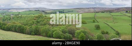 Blick über Long Clough in Richtung Shelf Stones, Moorfield, Shawmoor und Bray Clough Ende April, Glossop, Peak District, England Stockfoto