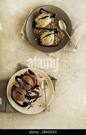 Set Eisschaufeln mit Schokolade und Vanille-Aromen. Schokoladensirup auf Eis Stockfoto