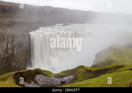 Lange Sicht auf den atemberaubenden Dettifoss Wasserfall im Vatnajökull Nationalpark im Nordosten Islands. Stockfoto