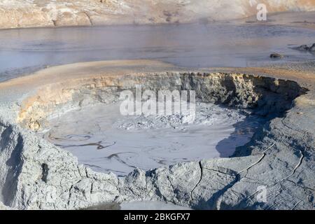 Nahaufnahme eines Schlammbades im Geothermiegebiet Námafjall (auch Hverir genannt), Island. Stockfoto