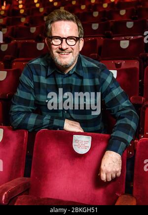 Der englische Choreograph Sir Matthew Bourne erhält am 12. Februar 2020 ein Namensschild auf einem Sitz im Kreis des Birmingham Hippodrome Theatre. Stockfoto