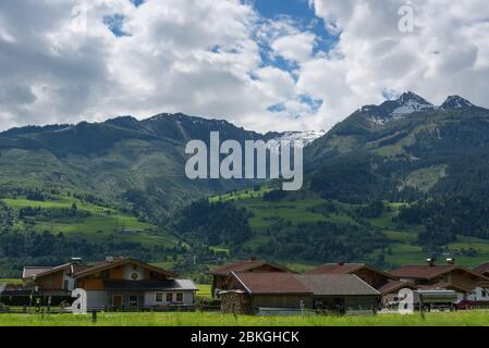 Idyllische Landschaft in den Alpen im Frühling mit traditionellen Berghütte und frischen grünen Almen mit blühenden Blumen auf einer schönen Stockfoto