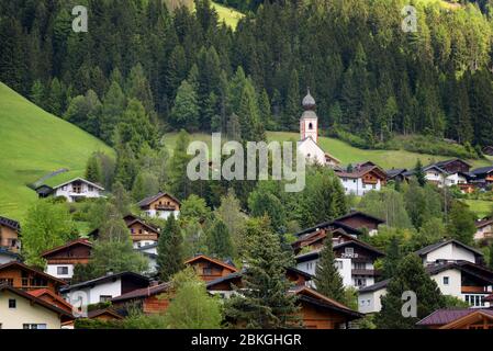 Ländliche Alpenlandschaft mit Häusern und Hütten im Nationalpark hohe Tauern, Österreich, Europa. Sommerzeit. Stockfoto