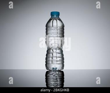 Eine 0,5 l/50 cl klare Kunststoffflasche ohne Etiketten vor einem schlichten neutralen Hintergrund. Drei Flaschen erhältlich - Bild-ID 2BKGHNB Stockfoto