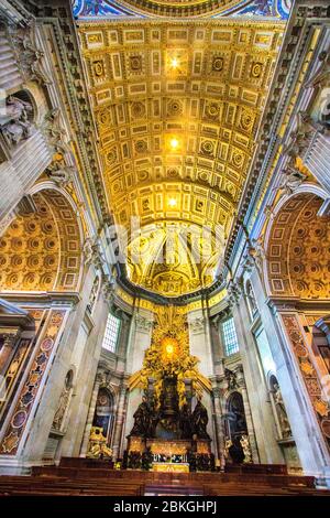 Der Innenraum des Petersdoms, katholische Schreine, das Grab des Petersdoms, herrliche Kirche, St. Petersdom in Rom, vatikan, italien, Stockfoto