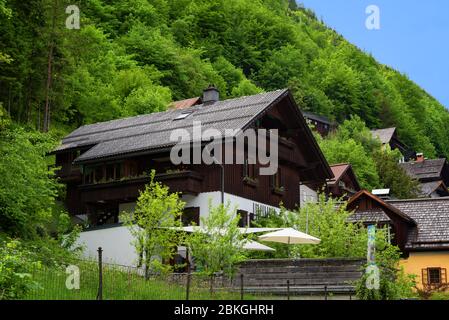 Typisches österreichisches Alpenhaus mit hellen Blumen, Hallstatt, Österreich, Europa Stockfoto