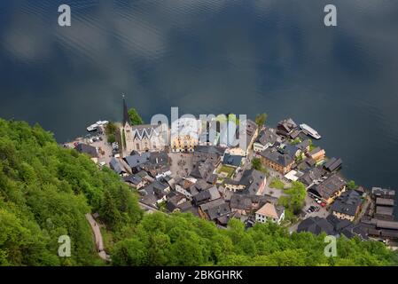 Fantastische Luftaufnahme auf das berühmte Hallstätter Dorf und den Alpensee, die österreichischen Alpen, das Salzkammergut, Österreich, Europa Stockfoto