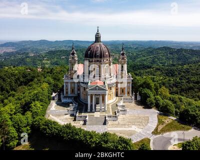 Turin, Italien. Mai 2020. TURIN, ITALIEN - 04. Mai 2020: (ANMERKUNG DER REDAKTION: Bild wurde mit einer Drohne erstellt.) Allgemeine Ansicht zeigt Basilika von Superga. Am 4. Mai 1949 stürzte ein Flugzeug, das die Fußballmannschaft Grande Torino von Lissabon nach Turin trug, in eine Mauer der Basilika von Superga über einem Hügel in der Nähe von Turin und tötete Mitglieder der Mannschaft. Die 71. Jährliche Gedenkfeier der Superga-Tragödie wird unter Beachtung der von der italienischen Regierung aufgrund der COVID-19-Coronavirus-Krise auferlegten Beschränkungen gefeiert. Quelle: SIPA USA/Alamy Live News Stockfoto