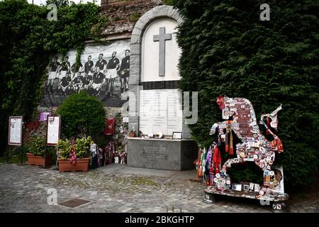 Turin, Italien. Mai 2020. TURIN, ITALIEN - 04. Mai 2020: Allgemeine Ansicht zeigt das Denkmal, das der Tragödie von Superga gewidmet ist. Am 4. Mai 1949 stürzte ein Flugzeug, das die Fußballmannschaft Grande Torino von Lissabon nach Turin trug, in eine Mauer der Basilika von Superga über einem Hügel in der Nähe von Turin und tötete Mitglieder der Mannschaft. Die 71. Jährliche Gedenkfeier der Superga-Tragödie wird unter Beachtung der von der italienischen Regierung aufgrund der COVID-19-Coronavirus-Krise auferlegten Beschränkungen gefeiert. Quelle: SIPA USA/Alamy Live News Stockfoto