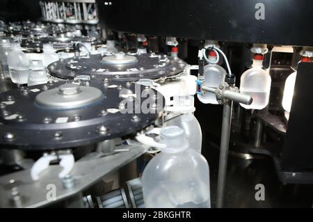 Pharmaindustrie, Medikamente Pillen füllen in der Kunststoffflasche auf Produktionslinie Maschinenförderer in der medizinischen Fabrik. Ampullen füllen Stockfoto