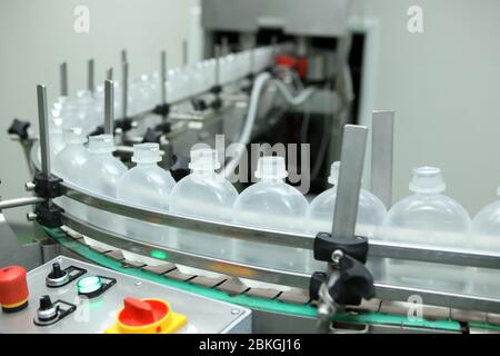 Pharmaindustrie, Medikamente Pillen füllen in der Kunststoffflasche auf Produktionslinie Maschinenförderer in der medizinischen Fabrik. Ampullen füllen Stockfoto