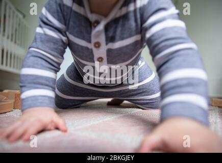 Nahaufnahme eines Babys, während sie versuchen, zur Kamera zu kriechen Stockfoto