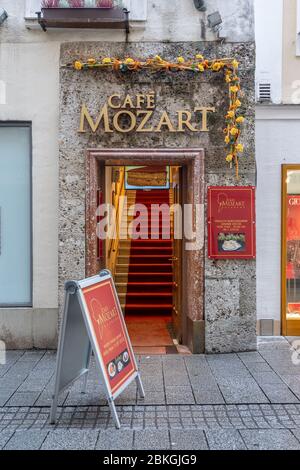 4. Feb 2020 - Salzburg, Österreich: Eingang des Cafe Mozart in der Innenstadt an der getreidegasse Stockfoto