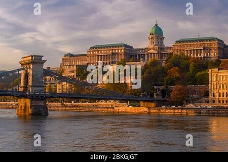 Budapest Skyline (Budaer Burg) mit Blick auf die Donau, Budapest, Zentralungarn, Ungarn Stockfoto