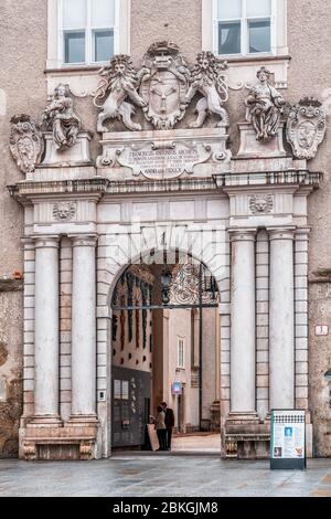 3. Feb 2020 - Salzburg, Österreich: Eingang der residenzgalerie in der Innenstadt mit barocken Ornamenten Stockfoto