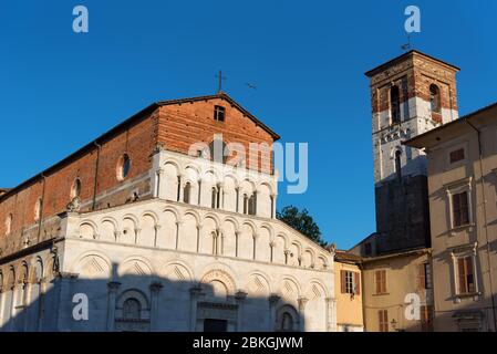 Die romanische Kirche Santa Maria Bianca, auch bekannt als Santa Maria Forisportam, in Lucca, Toskana, Italien Stockfoto