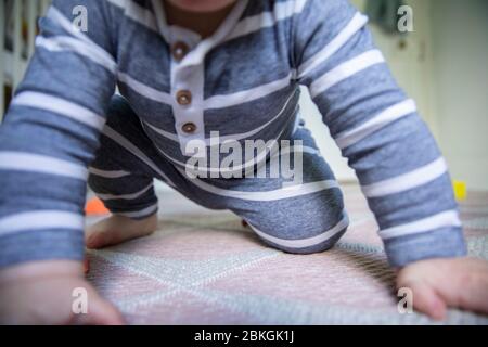 Nahaufnahme eines Babys, während sie versuchen, zur Kamera zu kriechen Stockfoto