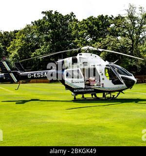 Medizinischer Rettungshubschrauber, Teilnahme an einem Unfall in Surrey, Großbritannien Stockfoto