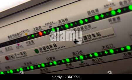 Peking / China - 8. August 2016: Elektronische Streckenanzeige der U-Bahn-Linie 10 Peking Stockfoto