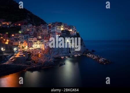 Herrliche Nacht Blick auf das Dorf Manarola. Manarola ist eines der fünf berühmten Dörfer im Cinque Terre Five Lands National Park. Ligurien, Italien Stockfoto