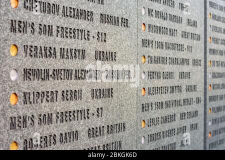 Peking / China - 20. Februar 2016: Namen der Medaillengewinner von Peking 2008 Sommer-Paralympische Spiele geschnitzt auf einer Wand im Olympischen Grün Park in Peking, Chi Stockfoto