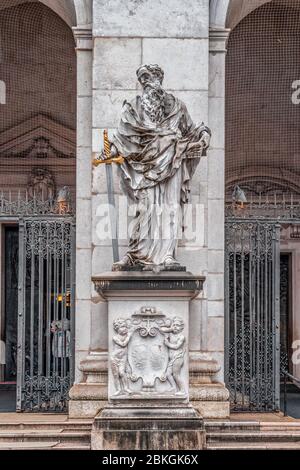 4. Feb 2020 - Salzburg, Österreich: Statue des Schutzheiligen Paulus vor dem Salzburger Dom in der historischen Altstadt Stockfoto