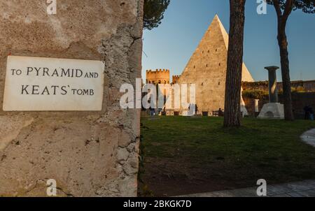 Die Pyramide des Cestius ist Teil der Aurelianischen Mauer, vom nicht-katholischen Friedhof aus gesehen, wo Keats in Rom, Italien, begraben ist Stockfoto