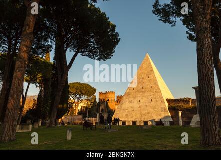 Die Pyramide des Cestius ist Teil der Aurelianischen Mauer, vom nicht-katholischen Friedhof aus gesehen, wo Keats in Rom, Italien, begraben ist Stockfoto