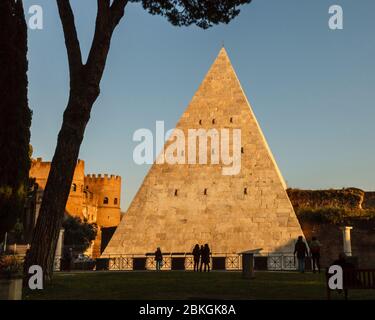 Die Pyramide des Cestius ist Teil der Aurelianischen Mauer, vom nicht-katholischen Friedhof aus gesehen, wo Keats in Rom, Italien, begraben ist Stockfoto